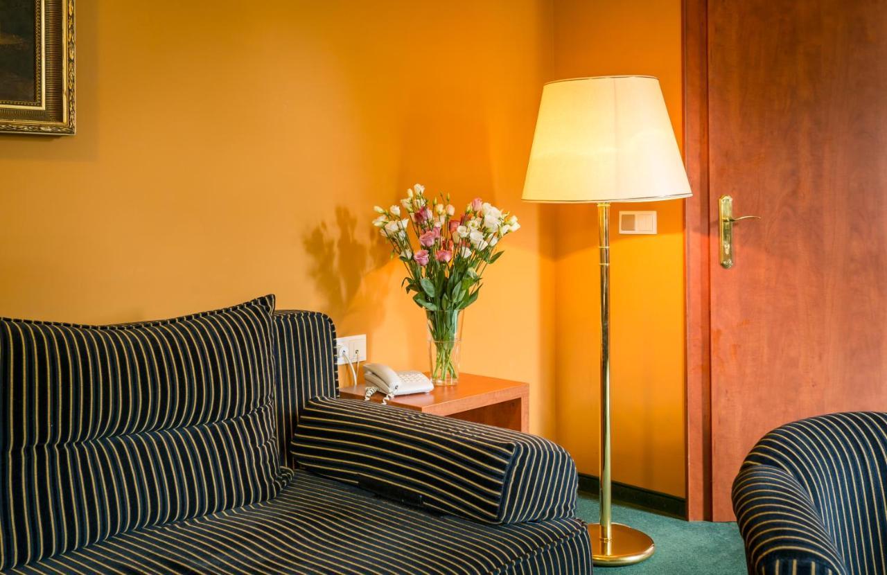 Hotel Gottwald Tata Ngoại thất bức ảnh