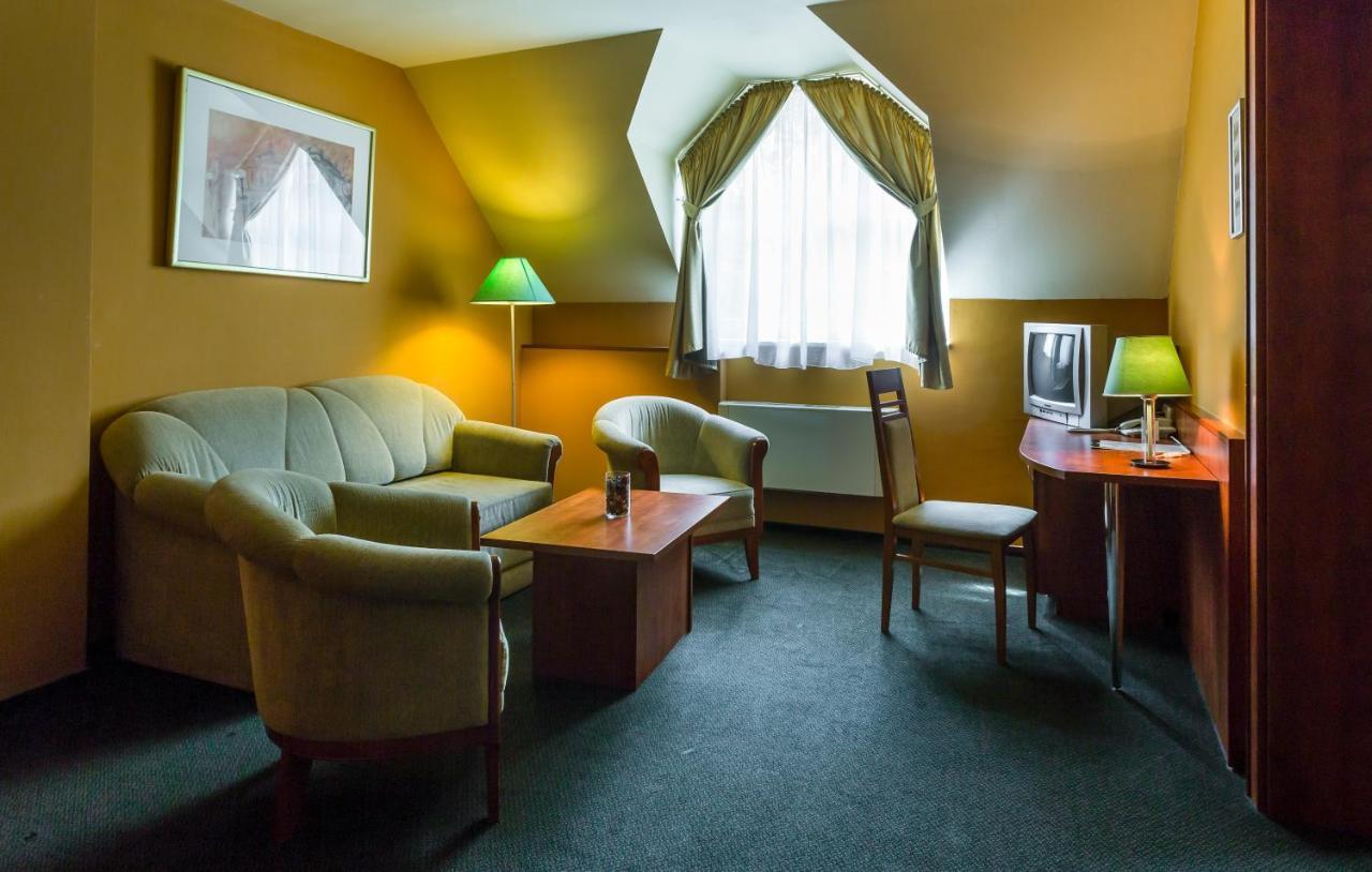 Hotel Gottwald Tata Ngoại thất bức ảnh