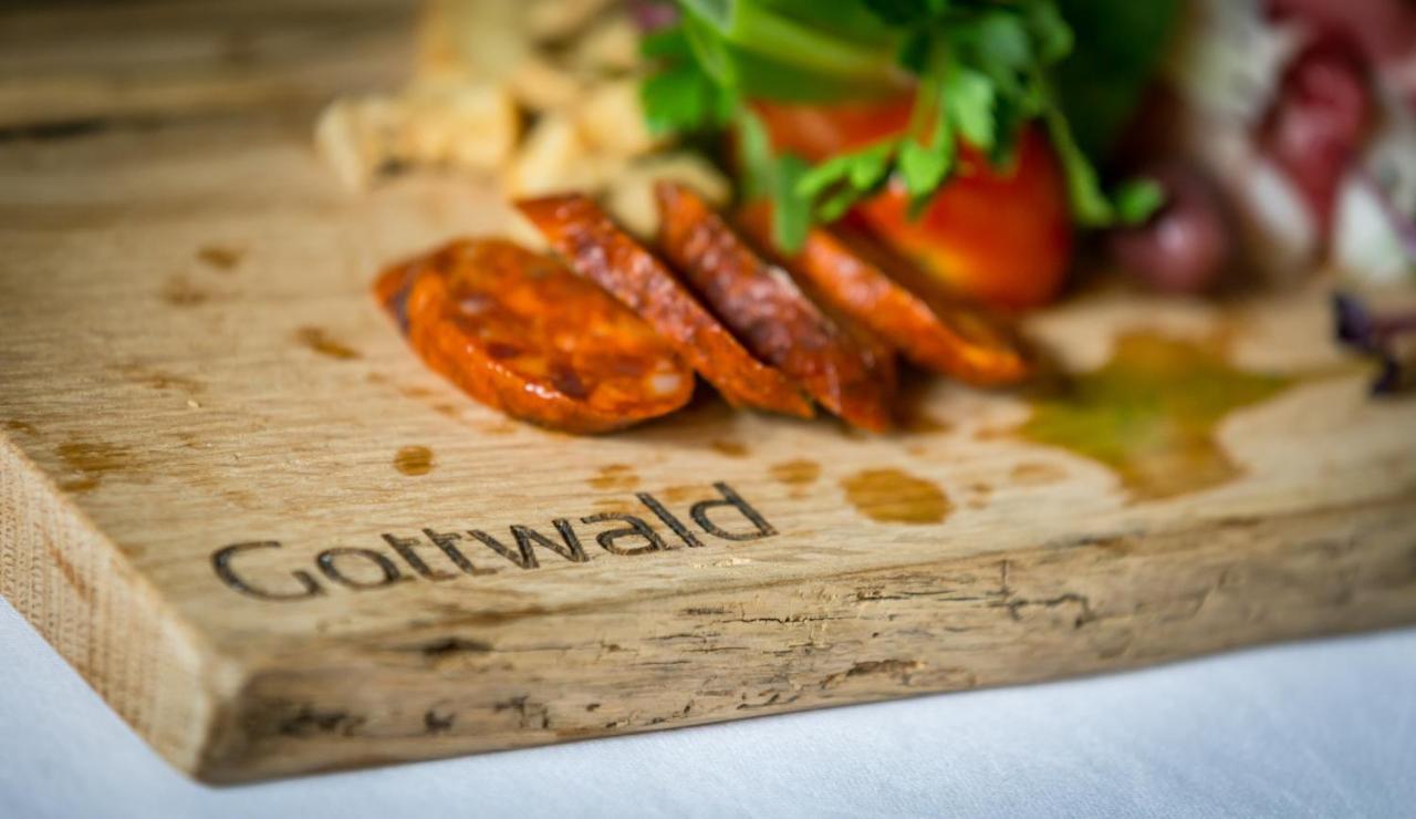 Hotel Gottwald Tata Ngoại thất bức ảnh