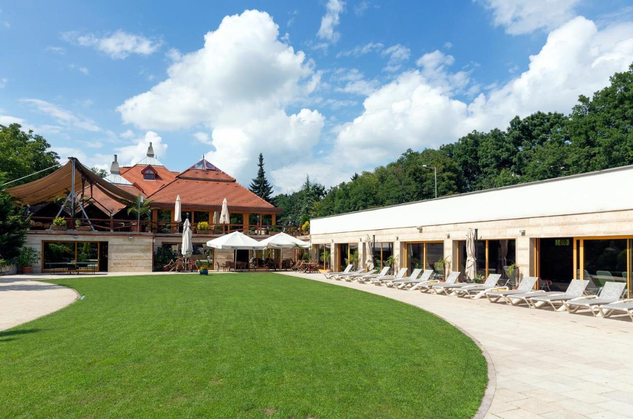 Hotel Gottwald Tata Ngoại thất bức ảnh
