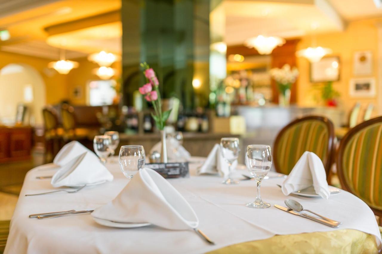 Hotel Gottwald Tata Ngoại thất bức ảnh